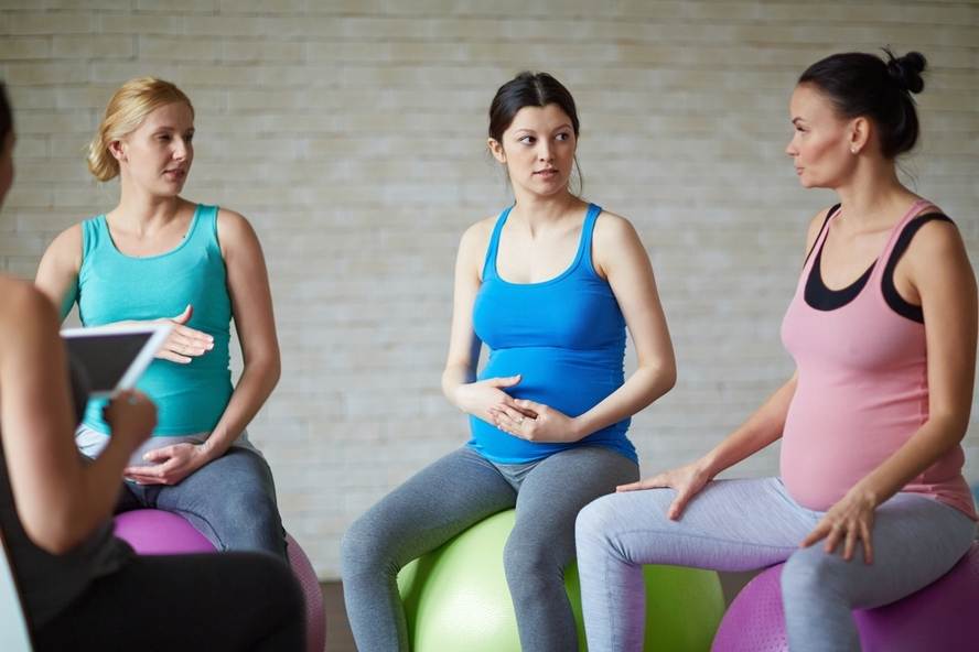 נשים בהיריון במהלך שיעור פילאטיס