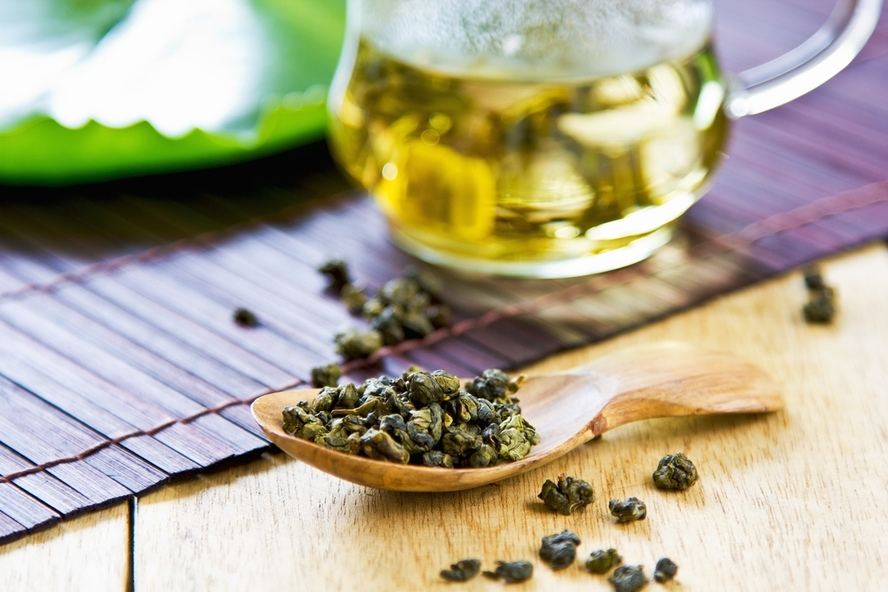 עלי וכוס תה אולונג - סוגי תה בריאים