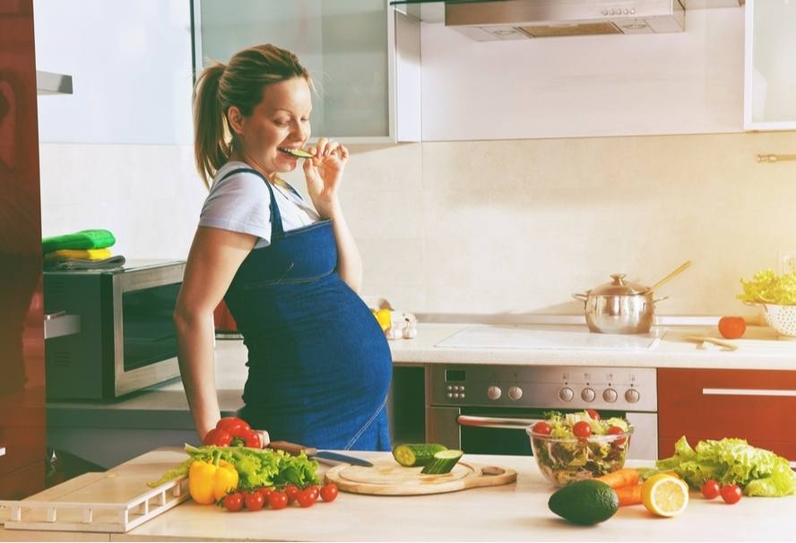 אישה בהיריון אוכלת ירקות