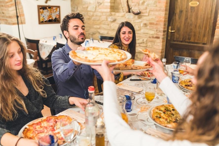 חברים אוכלים פיצה: איך התזונה תשפיע על כל אחד מהם?