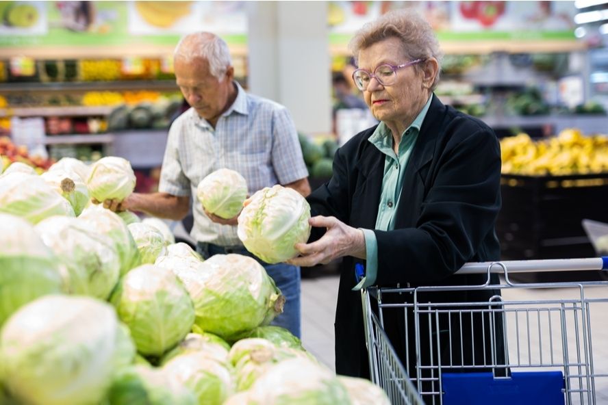זוג בגיל השלישי בוחר ירקות בסופרמרקט