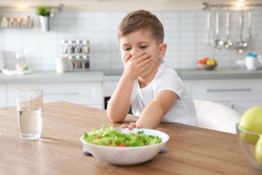 ילד עם בררנות אכילה מסרב לסלט ירקות