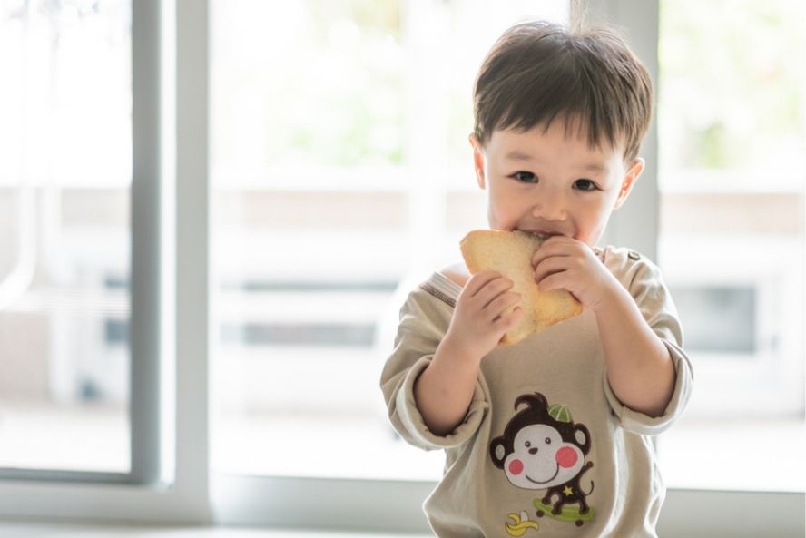 ילד עם הפרעות אכילה אוכל לחם