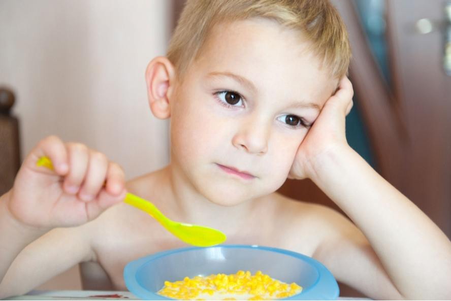 ילד עם הפרעות אכילה אוכל קורנפלקס