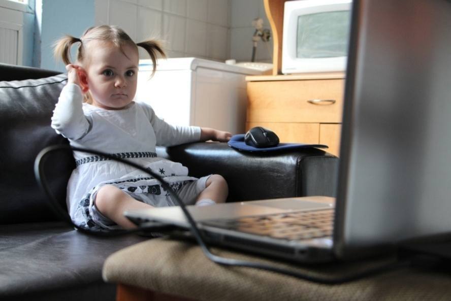 נזקי המסכים על ילדים: ילדה צופה במחשב