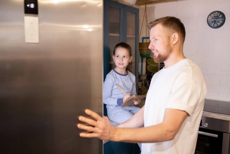 כריך לבית ספר: אב ובתו בוחרים אפשרויות מהמקרר