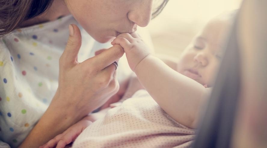 טבורית, בנק דם טבורי: אם מנשקת את כף ידה של תינוקה