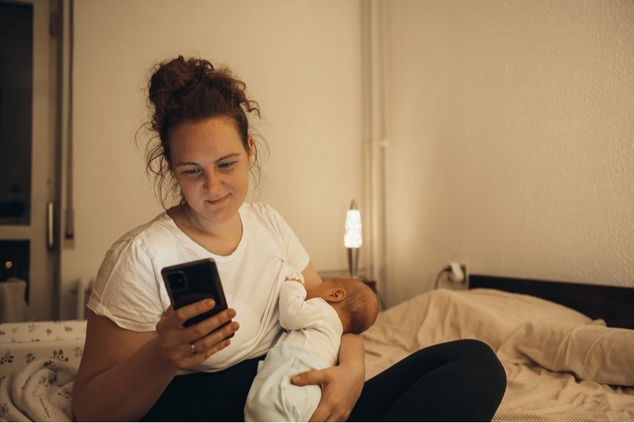 הנקה נכונה: אם מניקה תינוק ומביטה בטלפון