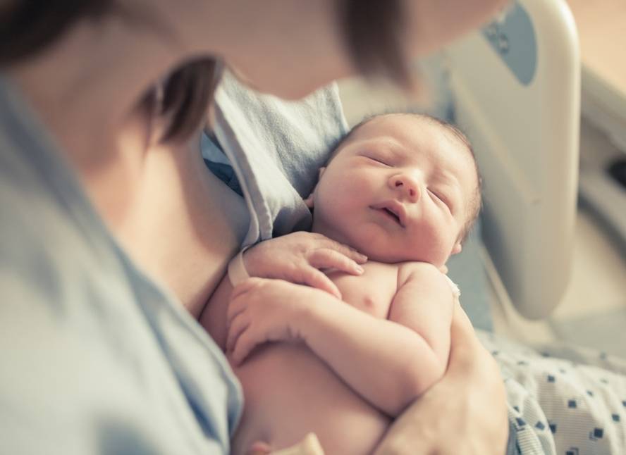 טבורית - בנק דם טבורי: תינוק בזרועות אימו לאחר הלידה