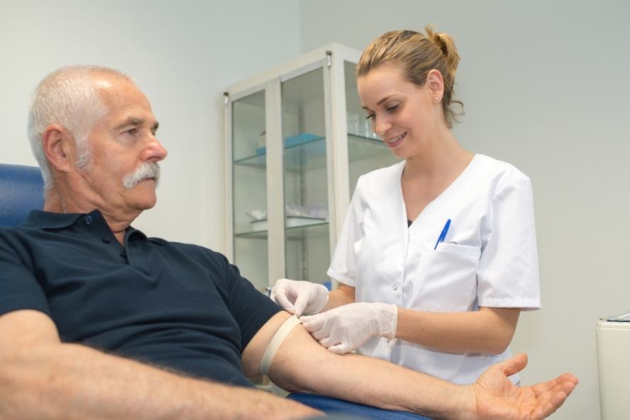 גבר מבצע בדיקת דם לבחינת מערכת החיסון