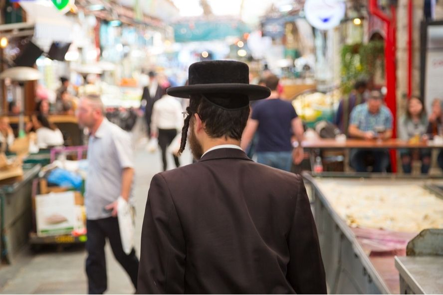 מיינדפולנס לסליחה: גבר חרדי צועד בשוק