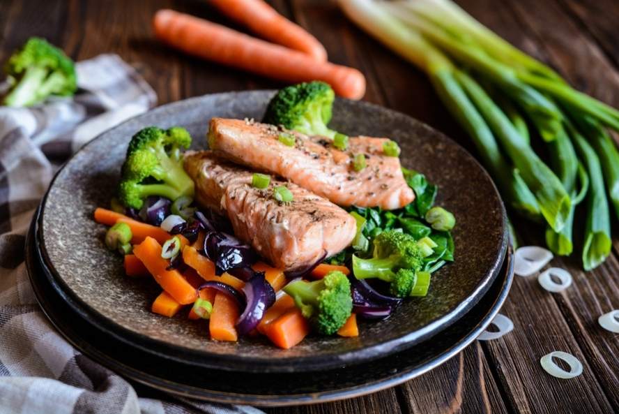 דיאטת דש - דג סלמון עם ירקות מבושלים