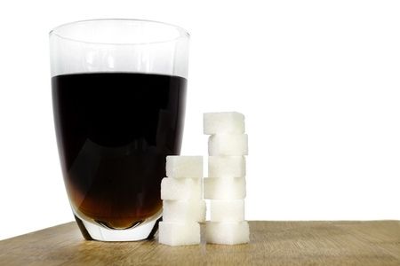 מס על משקאות מתוקים: כוס גדולה של קולה עם 10 קוביות סוכר לצידה