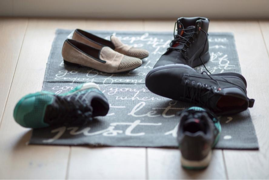להשאיר נעליים מחוץ לבית: נעליים מונחות על שטיח הכניסה בבית