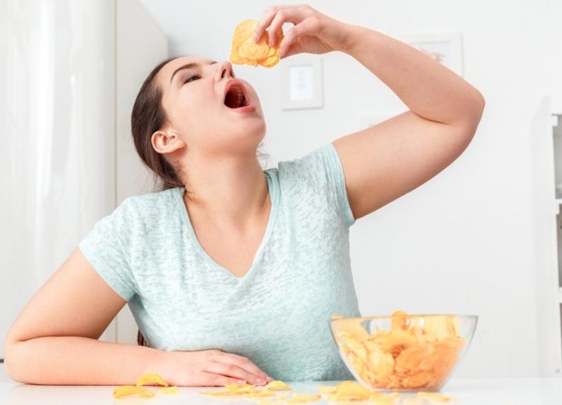 דיאטת NLP: אישה אוכלת חטיף צ'יפס