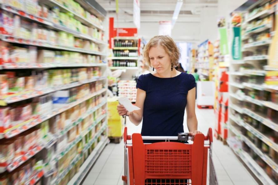 רשימת קניות לסופרמרקט: אישה עושה קניות
