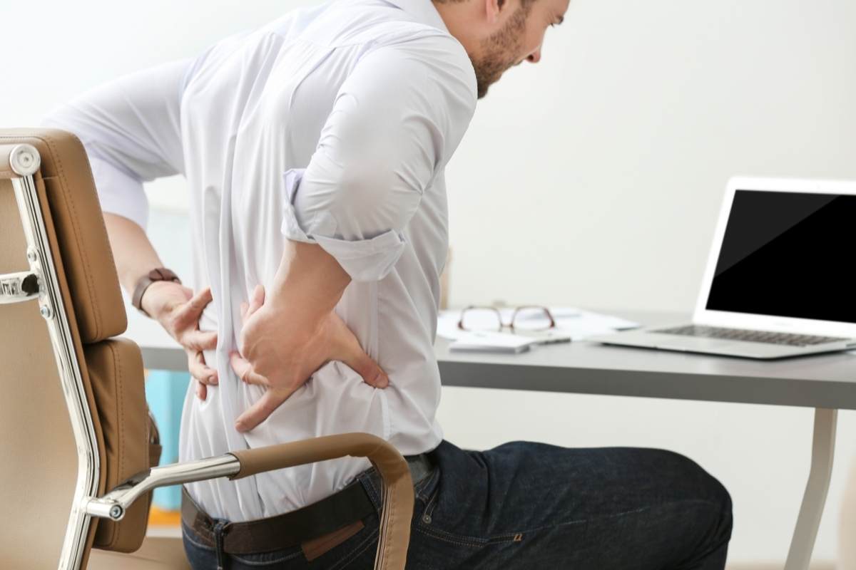 ישיבה ארוכה - הגורם העיקרי לכאבי גב | צילום: shutterstock