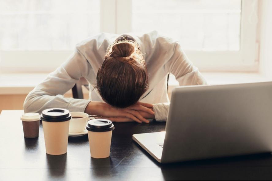 סיבות לעייפות: אישה נחה אחרי שתיית קפה