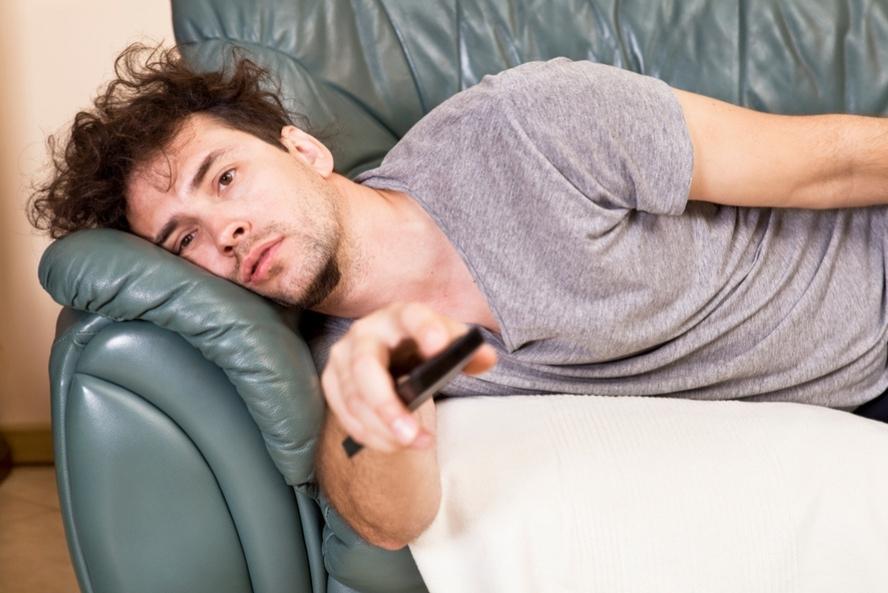 גבר תשוש על הספה - עייפות בלתי מוסברת