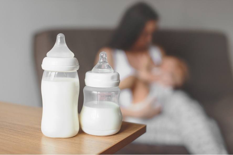הנקה נכונה: תינוק יונק ובקבוקי תמ"ל