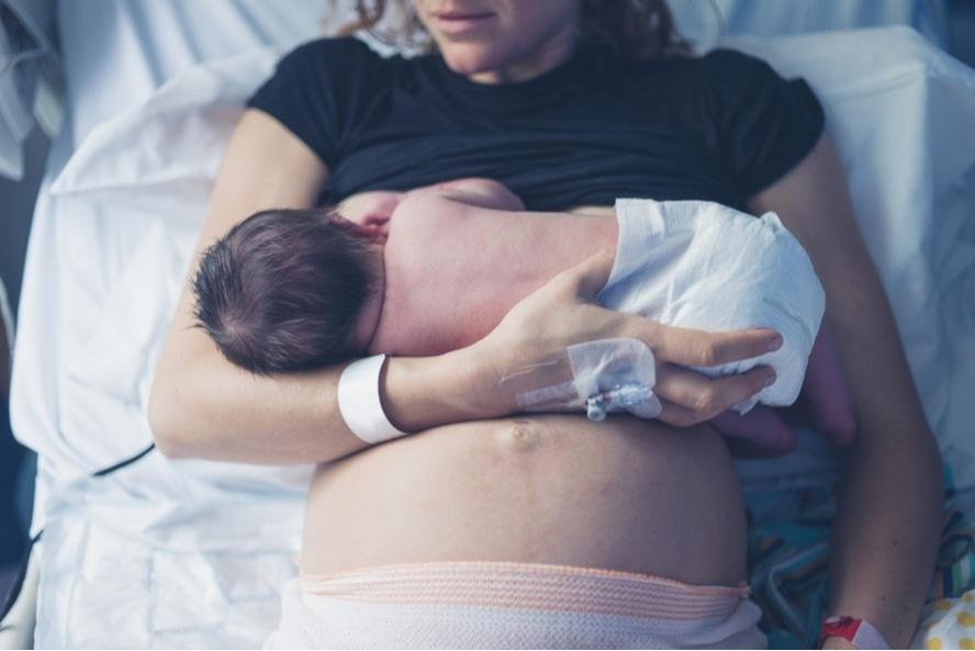 הנקה נכונה: אם ותינוק במגע עור לעור