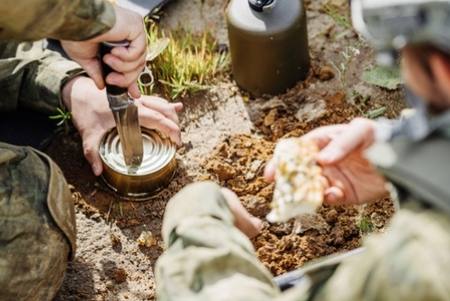דיאטה מהירה - או דיאטה צבאית חייל פותח קופסת טונה עם סכין