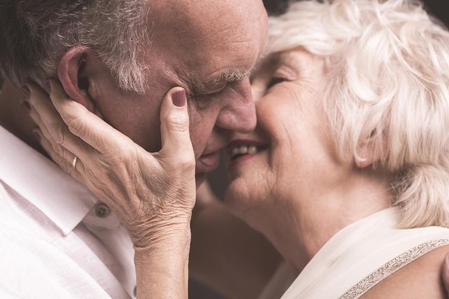 זוג מבוגר מתנשק - להתנשק בכל גיל