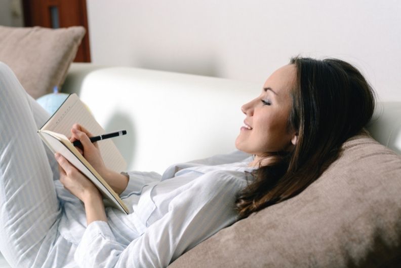 אישה כותבת 3 דפים על הבוקר לשיפור היצירתיות