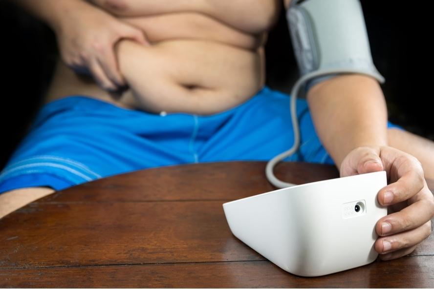 גבר מודד לחץ דם במהלך דיאטה קטוגנית