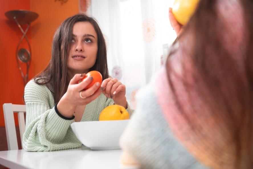 בחורה אוכלת פירות במהלך דיאטת 17 הימים